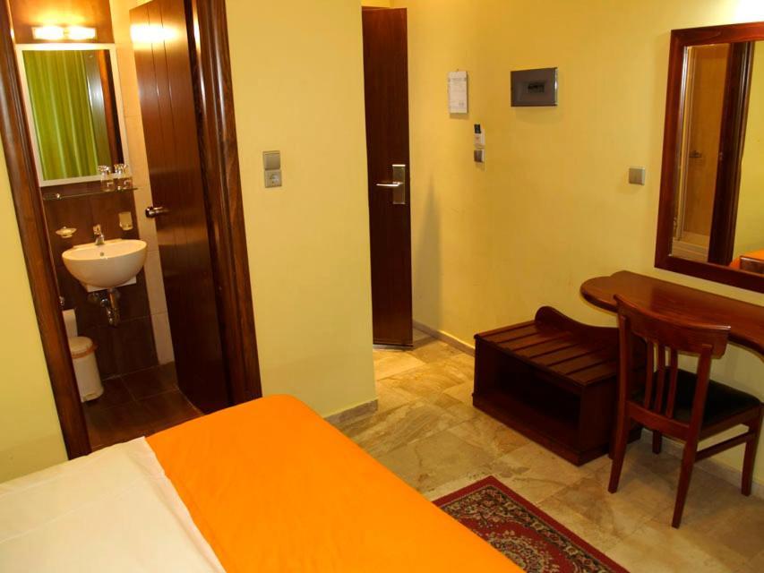 Hotel Filoxenia Chrissi Akti Chania Exterior foto