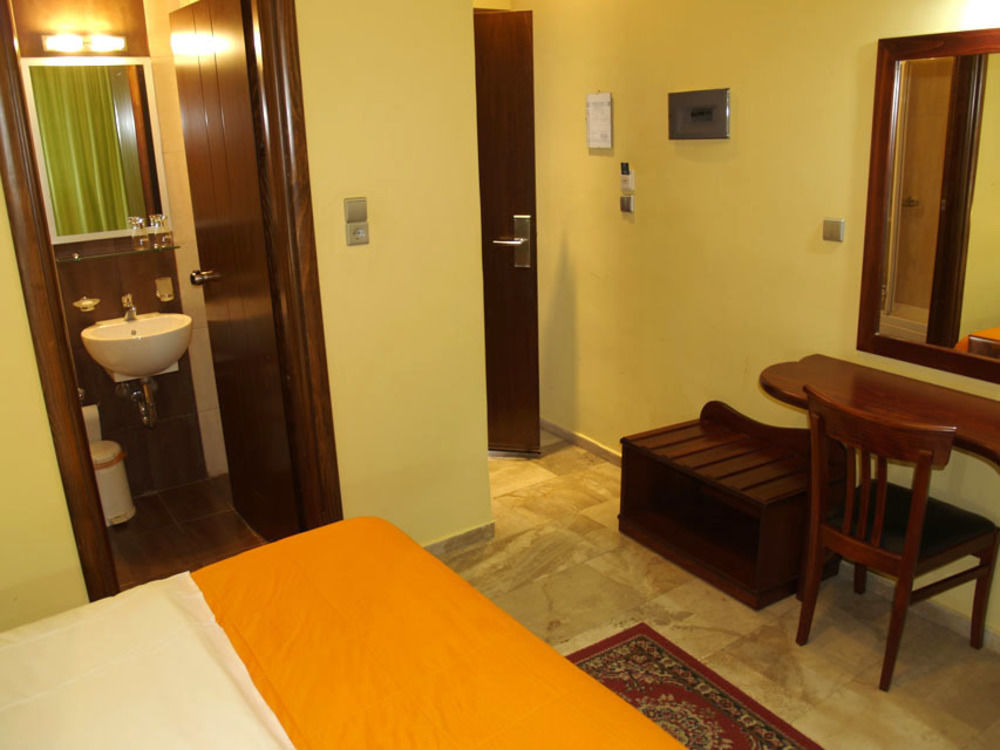 Hotel Filoxenia Chrissi Akti Chania Exterior foto